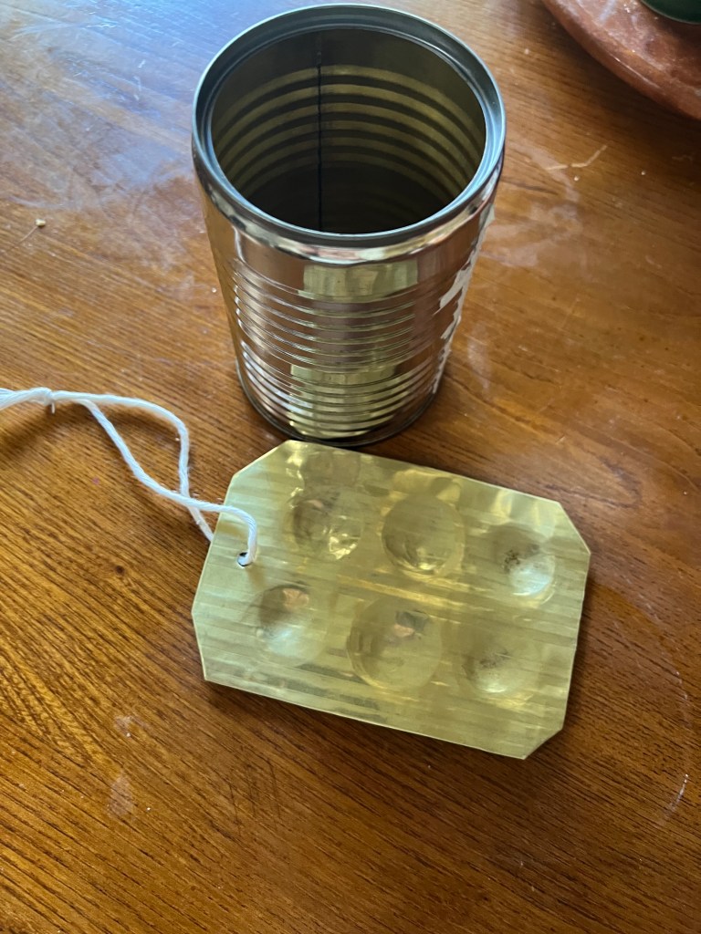 paint pallet made from a tin can